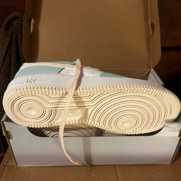 NIKE Air Force 1 (GS 7Y)Women's 8.5) Jade Ice Guava Ice, NEW in Box - Picture 8 of 10